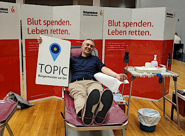 Erster Bürgermeister Norbert Seidl bei der Blutspende im der Germeringer Stadthalle.